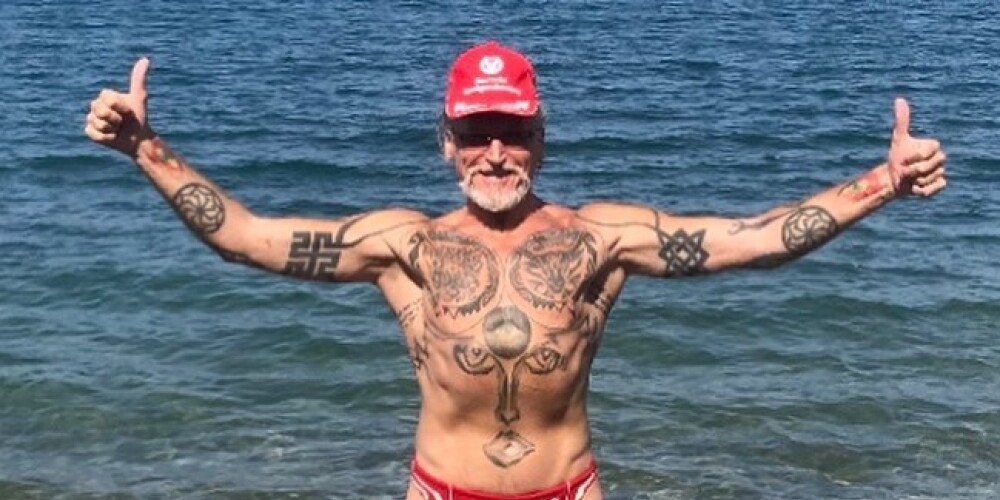 «Похудел на 7 кг»: Никита Джигурда показал фигуру на пляже в красных плавках