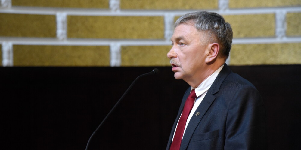 LU prasa tiesai likt valdībai rektora amatā apstiprināt Muižnieku
