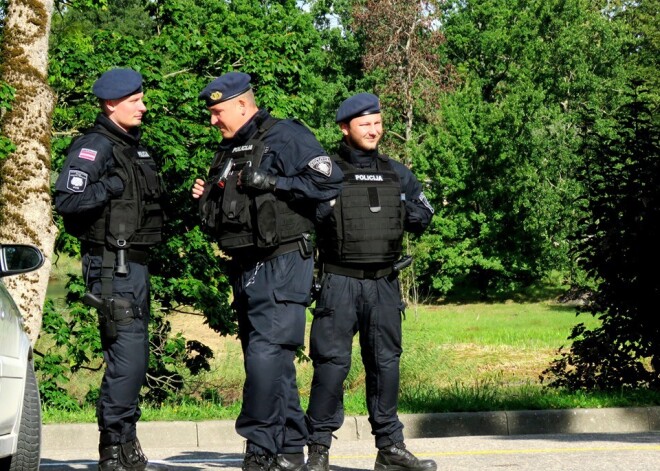 Kādēļ protestus pret pagastveča atlaišanu uzraudzīja pretterorisma kaujinieki?