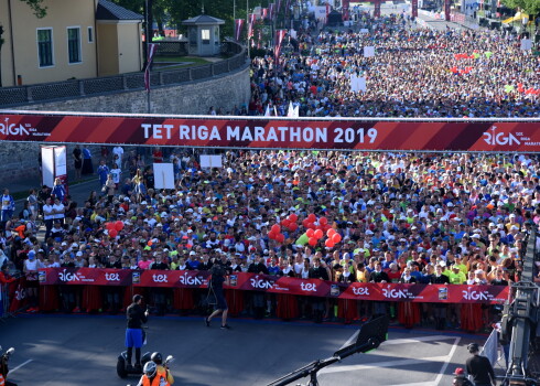 "Tet" Rīgas maratona starts 42km distancē 11.novembra krastmalā.