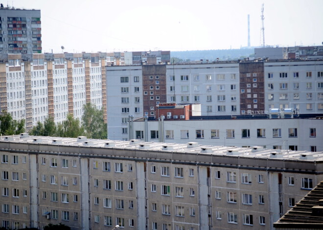 Trīs jaunieši Mežciemā ar benzīnu aplej un aizdedzina bezpajumtnieku