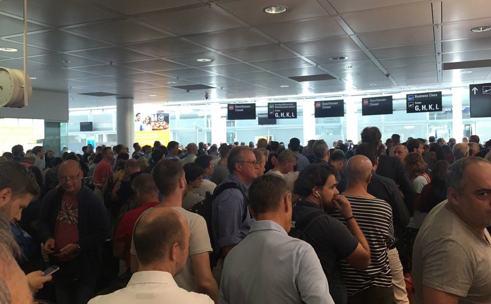Minhenes lidostā drošības problēmu dēļ pasažieriem liek atstāt termināļus