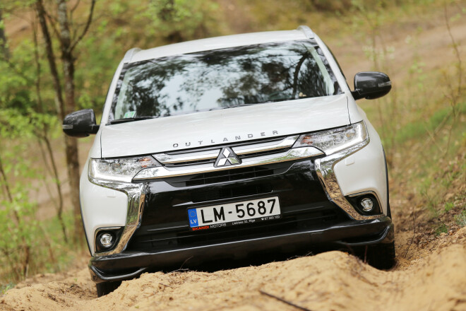 "Deviņvīri" testē "Mitsubishi Outlander".