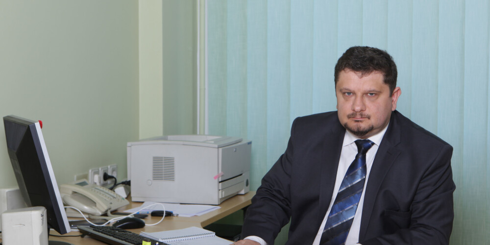 Reaģējot uz Muižnieka neapstiprināšanu rektora amatā, darbu uzteicis LU administrācijas vadītājs