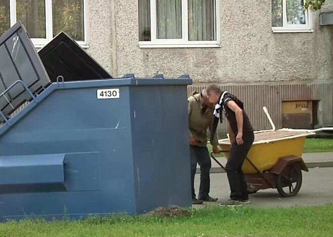 Ходит по лестнице, роняя фекалии: житель Болдераи портит жизнь соседям и отказывается от помощи