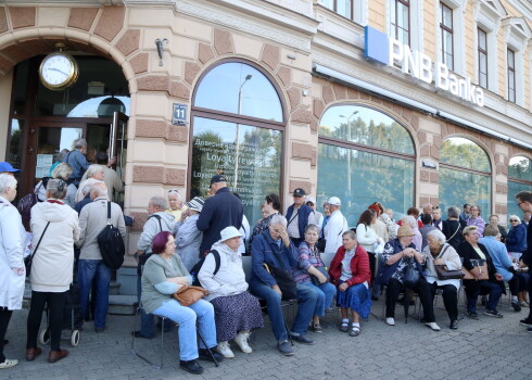 Sākoties garantēto atlīdzību izmaksām, "PNB Bankas" klienti gaida rindā pie bankas galvenās filiāles Raiņa bulvārī.