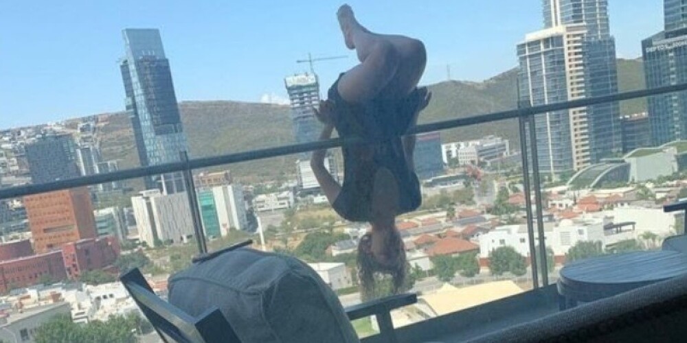 Studentei jogas poza uz balkona teju maksā dzīvību – viņa nokrīt no 24 metru augstuma un pilnībā sadragā kājas