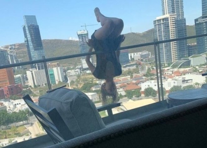 Studentei jogas poza uz balkona teju maksā dzīvību – viņa nokrīt no 24 metru augstuma un pilnībā sadragā kājas