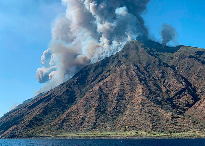 Tūristu iecienītajā Stromboli salā jau otro reizi divu mēnešu laikā izvirdis vulkāns