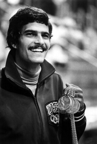 1972. gada 4. septembrī ASV peldētājs Marks Spics kļūst par pirmo atlētu, kurš vienās olimpiskajās spēlēs (Minhene) izcīna septiņas zelta medaļas.