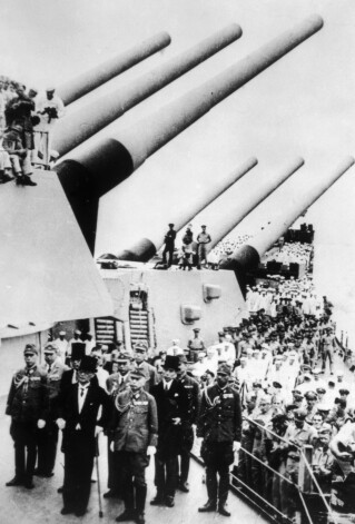 1945. gada 2. septembrī beidzas Otrais pasaules karš – uz ASV līnijkuģa Missouri Japāna paraksta bezierunu kapitulācijas aktu.