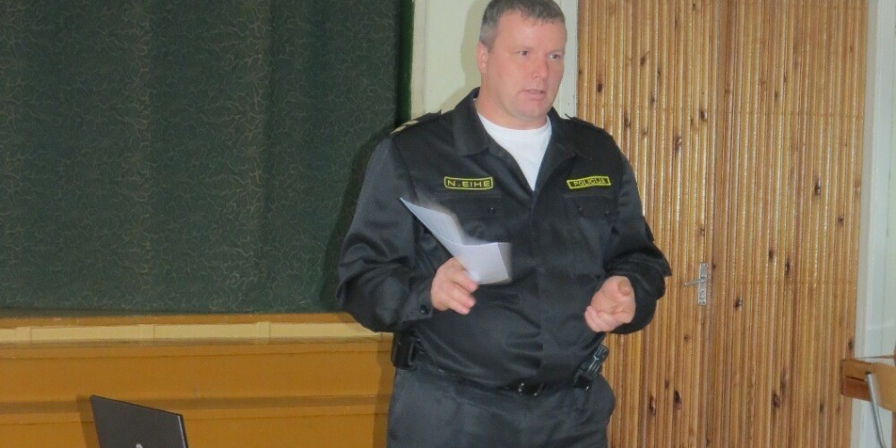 Izdarītā pārkāpuma dēļ Skrundas pašvaldības policijas priekšnieks pamet Latviju