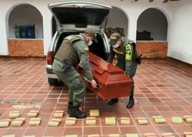 VIDEO: policisti Kolumbijā atrod zārkus, kuros paslēpti 300 kg marihuānas