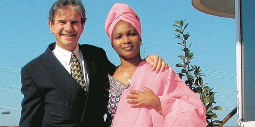 Tobs Koens ar sievu Sāru Vairimu Kamoto 