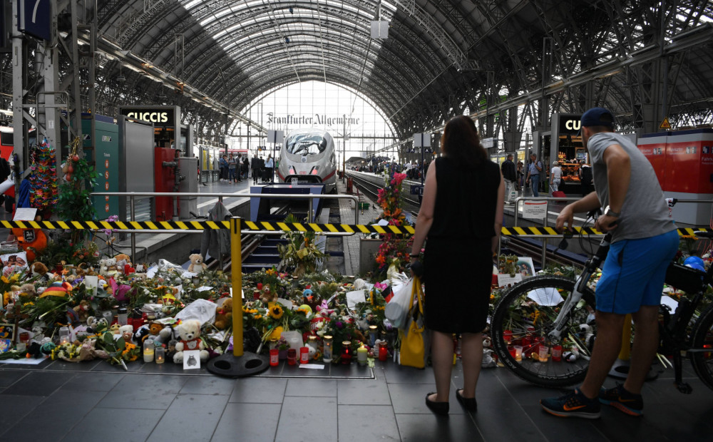 Imigrants, kurš zem vilciena Frankfurtē pagrūda māti un dēlu, izrādās šizofrēniķis un tiks ārstēts