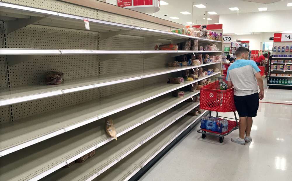 Floridai tuvojas potenciāli ļoti postoša viesuļvētra - cilvēki izpērk veikalus tukšus