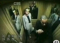 30 августа1997 года, 16:35: Принцесса Диана и Доди Аль-Файед в лифте отеля Ritz в Париже незадолго до трагической для обоих аварии