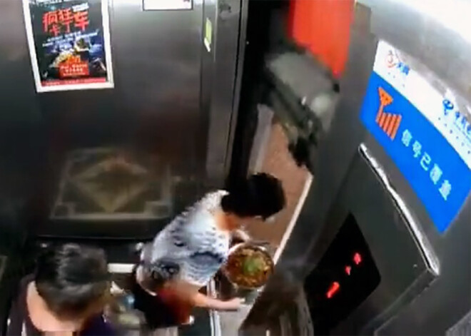 VIDEO: Ķīnā viesmīle brīnumaini izglābjas no nāves liftā