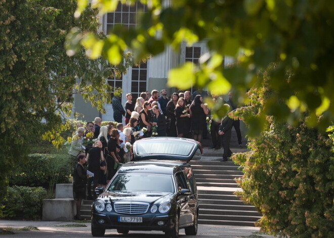 Tuvinieki atvadās no mākslinieka un laivotāja Aiga Audera