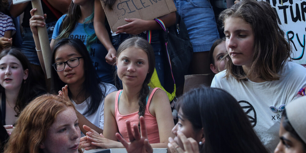 Tūnberga un citi jaunie vides aktīvisti protestē pie ANO ēkas Ņujorkā