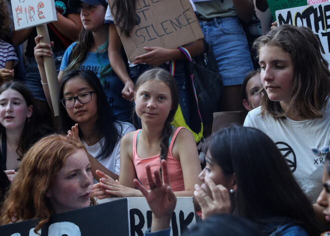 Tūnberga un citi jaunie vides aktīvisti protestē pie ANO ēkas Ņujorkā