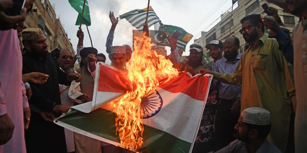 Tūkstošiem cilvēku Pakistānā protestē pret Indijas politiku Kašmirā