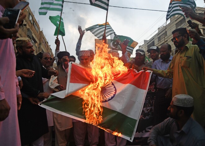 Tūkstošiem cilvēku Pakistānā protestē pret Indijas politiku Kašmirā