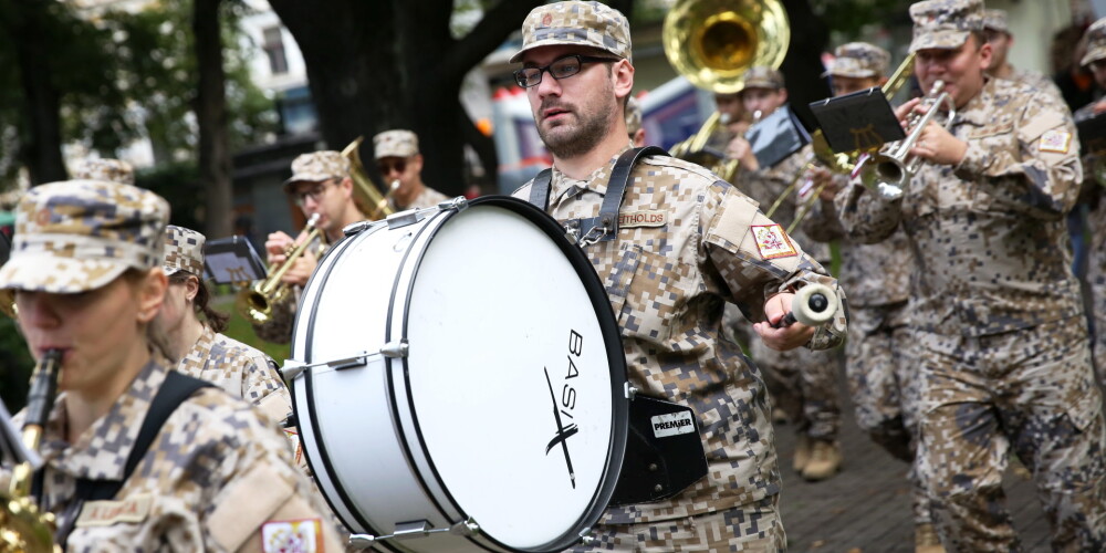 Latvijas Republikas Zemessardzes orķestris piedalās tradicionālajā Tēva dienas gājienā no Brīvības pieminekļa līdz Vērmanes dārzam.