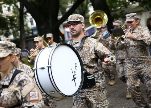 Latvijas Republikas Zemessardzes orķestris piedalās tradicionālajā Tēva dienas gājienā no Brīvības pieminekļa līdz Vērmanes dārzam.