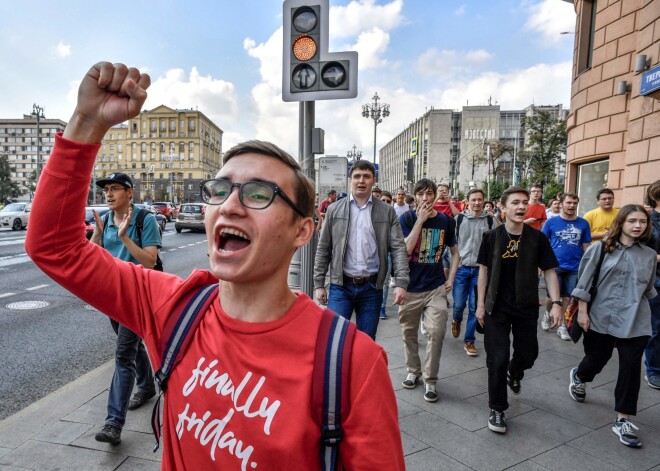 Krievijas opozīcijas atbalstītāju gājiens Maskavā beidzies bez dalībnieku aizturēšanas