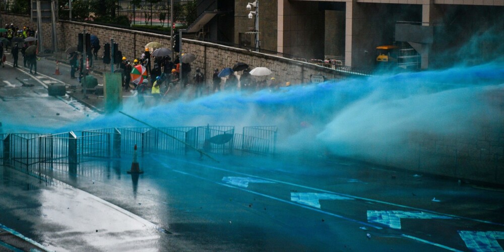 Honkongas policija pret protestētājiem laiž darbā asaru gāzi un ūdens lielgabalus