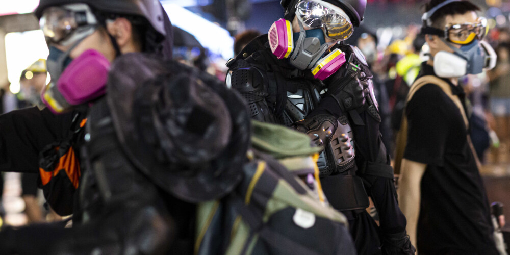 Honkongas policija metrostacijā pret protestētājiem laiž darbā stekus