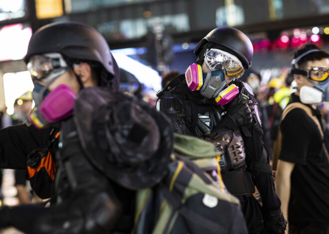 Honkongas policija metrostacijā pret protestētājiem laiž darbā stekus