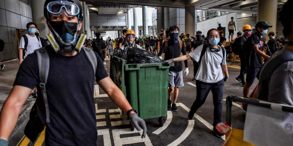 Honkongā demokrātiju atbalstošie protestētāji bloķē ceļus uz lidostu