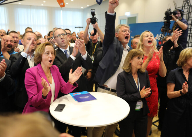 AfD gūst lielus panākumus Brandenburgas un Saksijas landtāgu vēlēšanās, tomēr paliek otrie