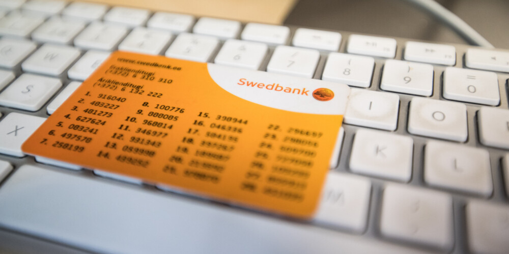 Svarīgs paziņojums 70 000 "Swedbank" klientu, kuri joprojām lieto kodu kartes
