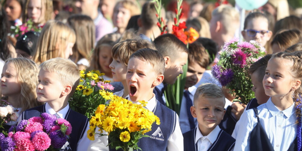 Фото: 678 детей начали учебу в самой современной школе стран Балтии - в Адажи