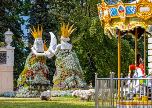 Pakrojas muižas kompleksā, Lietuvā, turpinās ziedu skulptūru festivāls