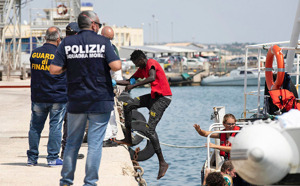 5 ES valstis piekritušas uzņem imigrantus no kuģa 