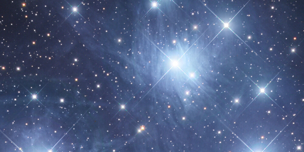 Астроло́гия — группа описательных и предсказательных практик, традиций и верований, постулирующих воздействие небесных тел на земной мир и человека (на его темперамент, характер, поступки и судьбу) и, в частности, возможность предсказания будущего по движению и расположению небесных тел на небесной сфере и относительно друг друга.В связи с паранаучным характером астрологии не существует строгого общепринятого определения этой практики — этот вопрос по-разному решается в рамках множества астрологических школ и традиций. Широкие определения рассматривают астрологию как учение о связи человека и космоса и затрагивают различные понятия из астрономии, магии, эзотерики, психологии, оккультных, религиозных и философских концепций. Узкие определения сосредотачиваются на астрономической форме и магическом содержании астрологии и рассматривают её как, например, «математизированную технику составления гороскопов для предсказания по ним будущих событий».