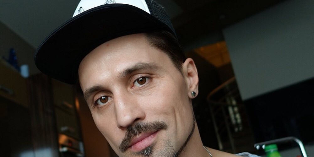 Дима Николаевич Билан (имя при рождении — Виктор Николаевич Белан; род. 24 декабря 1981, пос. Московский, часть города Усть-Джегута, Карачаево-Черкесская АО) — российский певец и киноактёр. Изначально имя «Дима Билан» было творческим псевдонимом, пока в июне 2008 года он не принял данный псевдоним в качестве настоящих имени и фамилии. Заслуженный артист Российской Федерации (2018), Заслуженный артист Кабардино-Балкарской Республики (2006), Заслуженный артист Чеченской Республики (2007), Заслуженный артист Республики Ингушетия (2007), Народный артист Кабардино-Балкарской Республики (2008). Представлял Россию на конкурсе песни «Евровидение» дважды: в 2006 году с песней «Never Let You Go», заняв второе место, и в 2008 году с песней «Believe», заняв первое место и став первым исполнителем из России, победившим на «Евровидении».