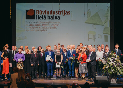 Par spīti skandālam svinīgā ceremonijā sumināti Latvijas būvindustrijas izcilnieki