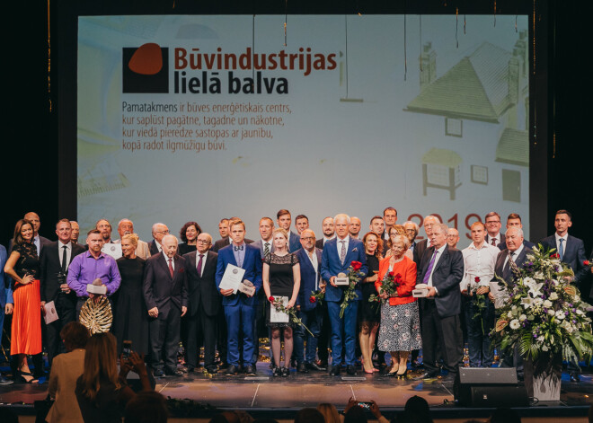 Par spīti skandālam svinīgā ceremonijā sumināti Latvijas būvindustrijas izcilnieki