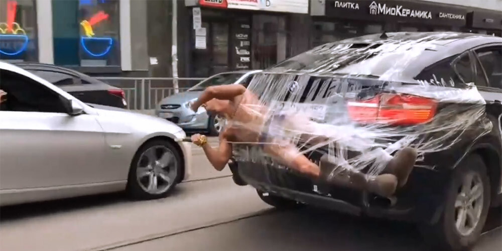 VIDEO: puskails blogeris ar skoču pielīmē sevi pie BMW un vizinās pa Ņižņijnovgorodas ielām