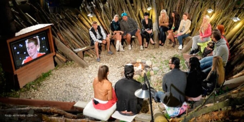 «Дом-2» — российское реалити-шоу, продолжение выходившего ранее шоу «Дом», выходящее на телеканале ТНТ с 11 мая 2004 года. Трансляции передачи: в 9:00 (по будням) — «Дом-2. Lite» (летом 2016 года также в 17:00, ранее в 15:30, ещё раньше в 14:30), в 10:15 (по будням) — «Дом-2. Остров любви», 23:30 ежедневно (до 17 февраля 2020 года в 23:00, до 20 октября 2009 года в 21:00) — часовые вечерние выпуски и ежедневно в полночь — часовые ночные выпуски, которые называются «Дом-2. После заката». С 2018 года выходят также программы-ответвления — «Бородина против Бузовой» (с 20 августа 2018 года, в 11:30 с понедельника по пятницу) и «Спаси свою любовь» (с 28 января 2019 года, по будням в 12:30). Является самым продолжительным реалити-шоу в истории.