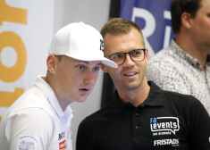 Autobraucējs Reinis Nitišs (no kreisās) piedalās FIA Pasaules rallijkrosa čempionāta 9. posma "Neste World RX of Latvia" dalībnieku paziņošanas preses konferencē.