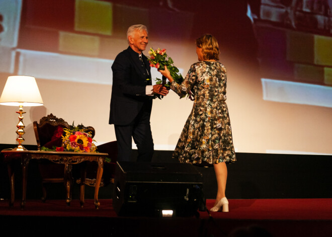 FOTO: apaļajā 70 gadu jubilejā tiek sumināts aktieris Rolands Zagorskis-Rolands