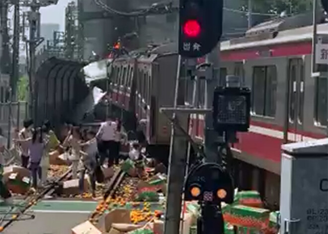 VIDEO: Japānā pasažieru vilciena un kravas automašīnas sadursmē cietuši desmitiem cilvēku