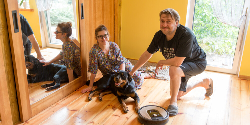 Elīna Vāne un Imants Strads restaurē savu sapņu māju un novērtē iRobot