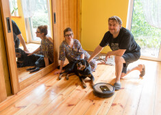 Elīna Vāne un Imants Strads restaurē savu sapņu māju un novērtē iRobot
